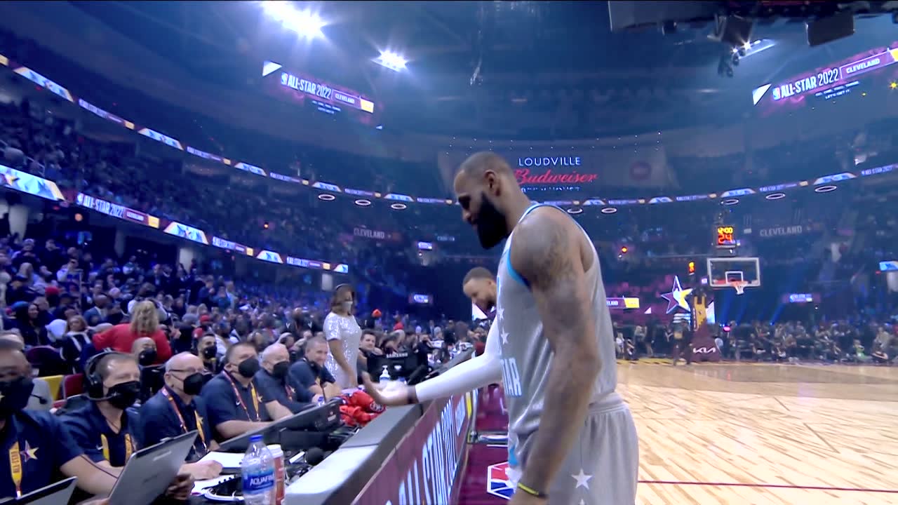 Cleveland This is fou you！詹姆斯赛前撒镁粉库里旁边观看