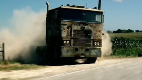 伪装成废弃大卡车受伤的擎天柱暴露《变形金刚4绝迹重生》