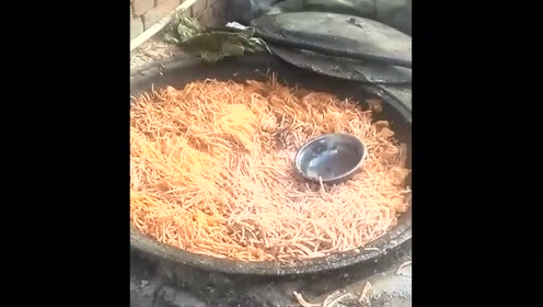 农村黑作坊做的辣条真是太脏了,看到这环境你还敢吃辣条吗?