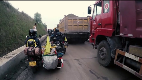 摩托车旅行遭遇大型堵车,边三轮摩托车倒霉了!根本过不去