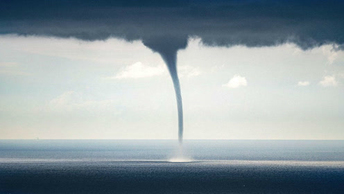 罕见实拍扬州高邮湖惊现"龙吸水"直冲云际长达一公里