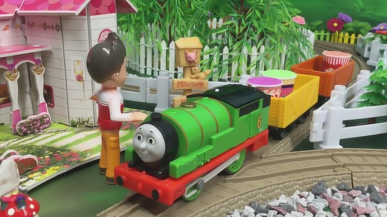 小火车培西运送果汁饮料