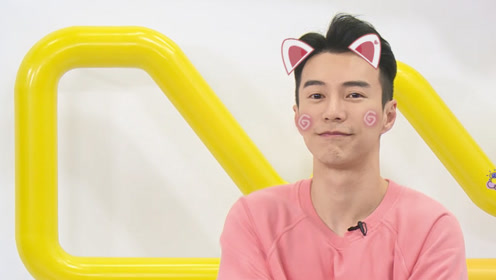 王冠逸表演指定表情包,萌化主持人