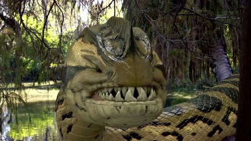 女子在树林找手机时,遇到了恐怖的蛇鱼怪兽