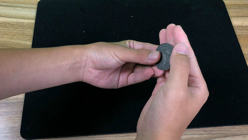 魔术揭秘:玩硬币最基础的手法,刘谦骗你10年,其实很简单