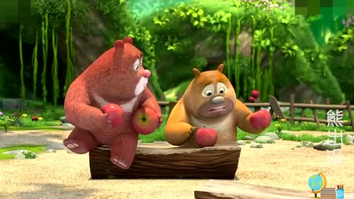 熊出没:熊大和熊二坐在板凳上一起吃苹果.