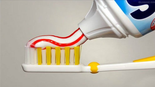 这才是挤牙膏的正确姿势,学会这招,再也不用费力天天挤牙膏