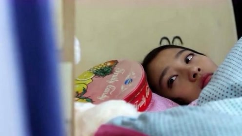 搭错车:佟美早上醒来,发现床头的盒子,里边是哑父给她的生日礼物