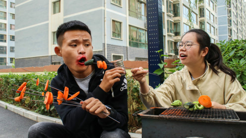 美女摆摊卖烧烤,辣椒免费,小伙占便宜吃成了香肠嘴0:03:45农村大黑好