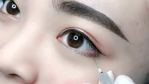 下眼线也不用画了,直接纹一个出来超级自然还显眼睛大