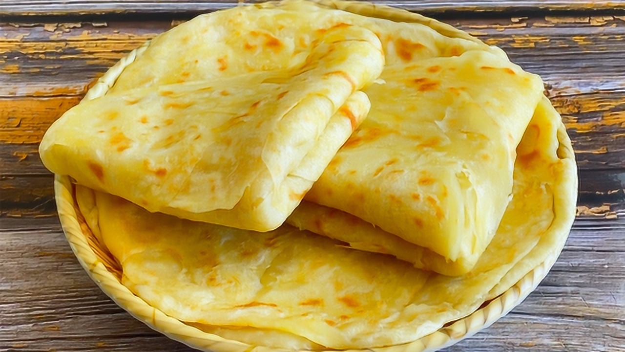 今天我做了小油饼,一半用热水烫面,个个香软多层非常好吃,解馋