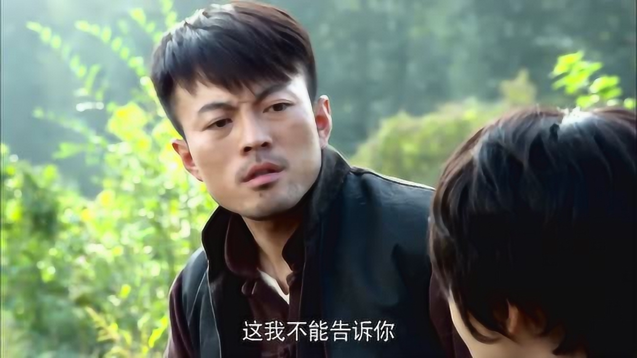 俺爹是卧底:小伙冲到路上拦住美女,说有鬼子追她,对方立马驾车跑!