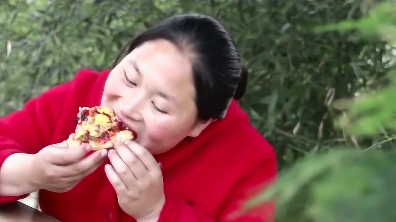 胖妹如今开挂了?第一次在家做披萨吃,烤箱出炉闻着都香,网友:像样