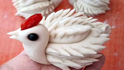 农村人的大智慧,用面团轻松的捏出小鸡,真厉害!