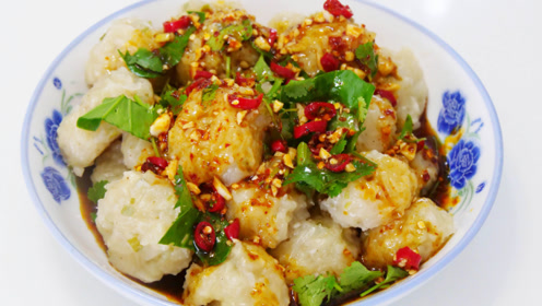 甘肃农村美味小吃洋芋丸子,妈妈蒸了一锅,浇上酸辣汁太好吃了!