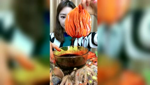 小姐姐直播吃海鲜美食,这主播的颜值好高啊