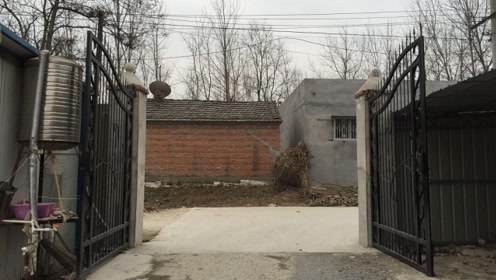 大门对墙角,家宅难安,钱财难进!