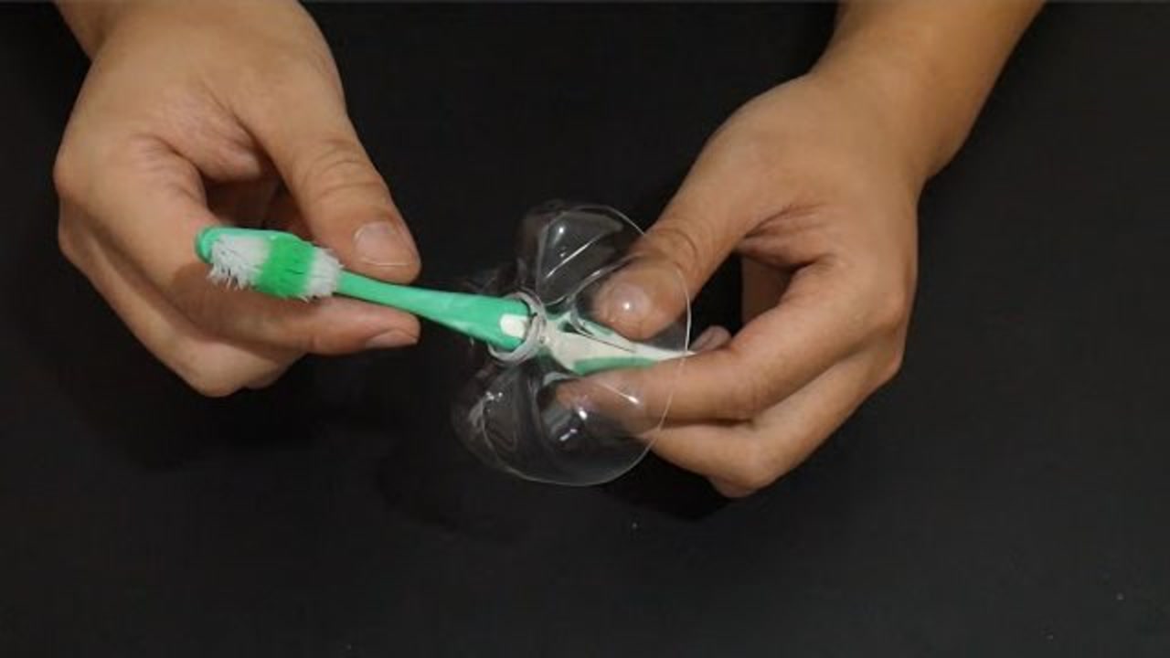 在牙刷上粘一个塑料瓶,原来还有这个妙用,看完告诉朋友也试试
