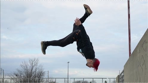 极限大神翻跟头,这小伙肯定少林寺练过!