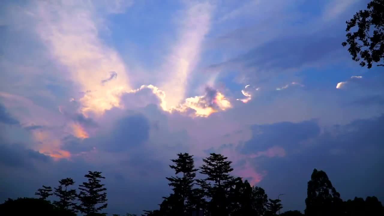 今天广州的天空出现了七色彩云,也许是至尊宝来迎娶紫霞了吧!