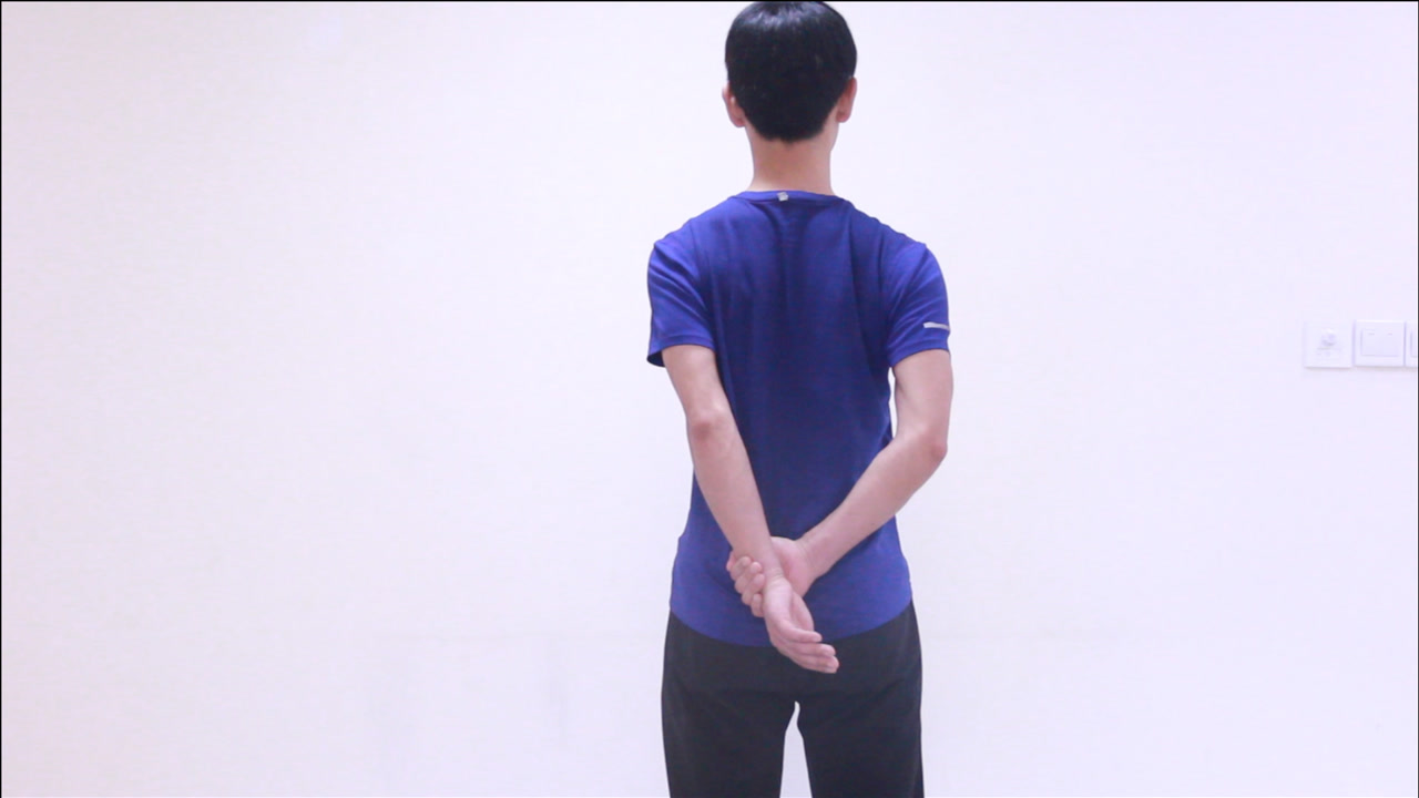 背手式开肩,改善驼背,打开肩膀,背部赘肉也挂不住了,背就变薄