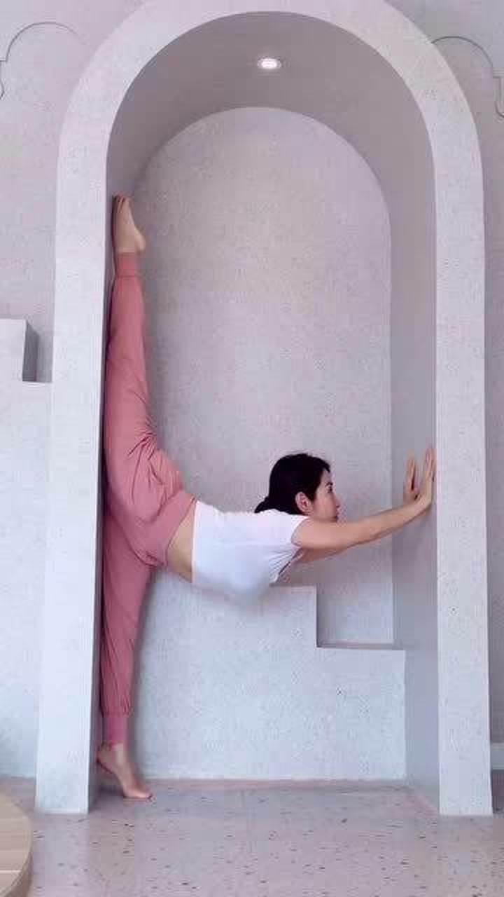 老婆在家练习一字马,眼前一幕,身体太柔韧了!