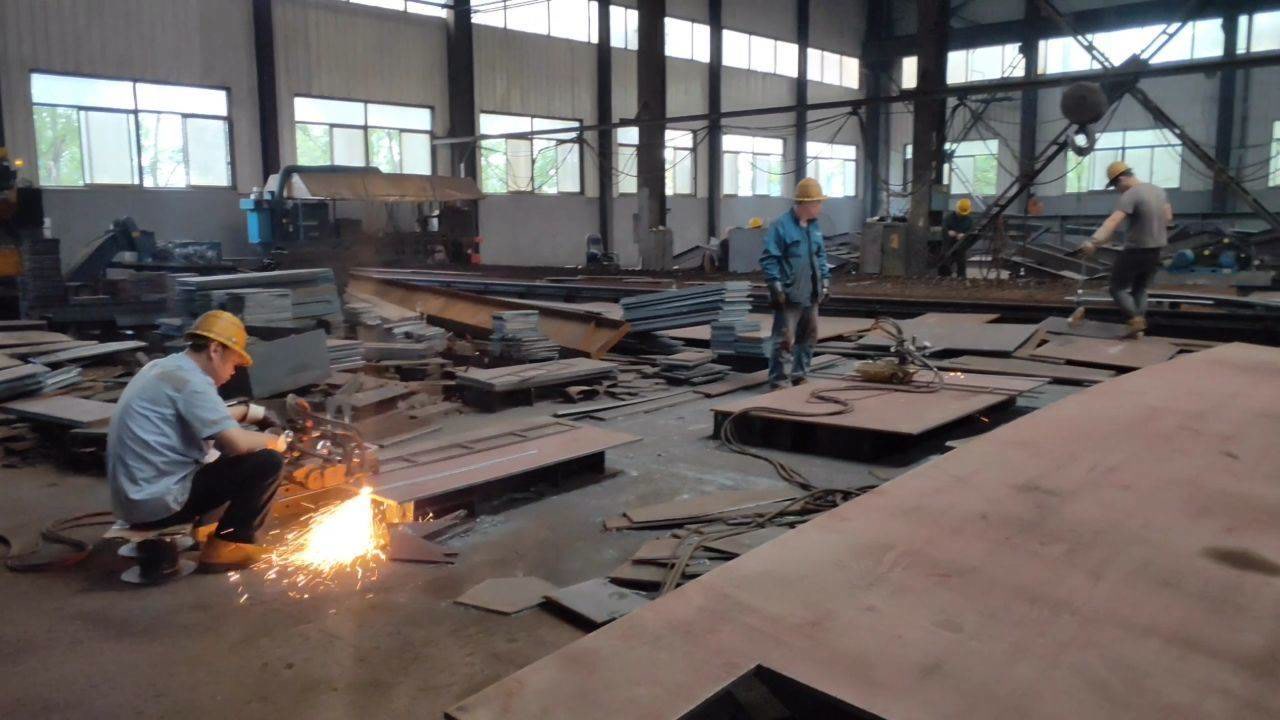 带你看看钢结构生产厂家的车间什么样