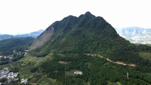 乌峰山草原上传者:流星闪烁007时 间:2021-05-18航拍镇雄乌峰山草 00