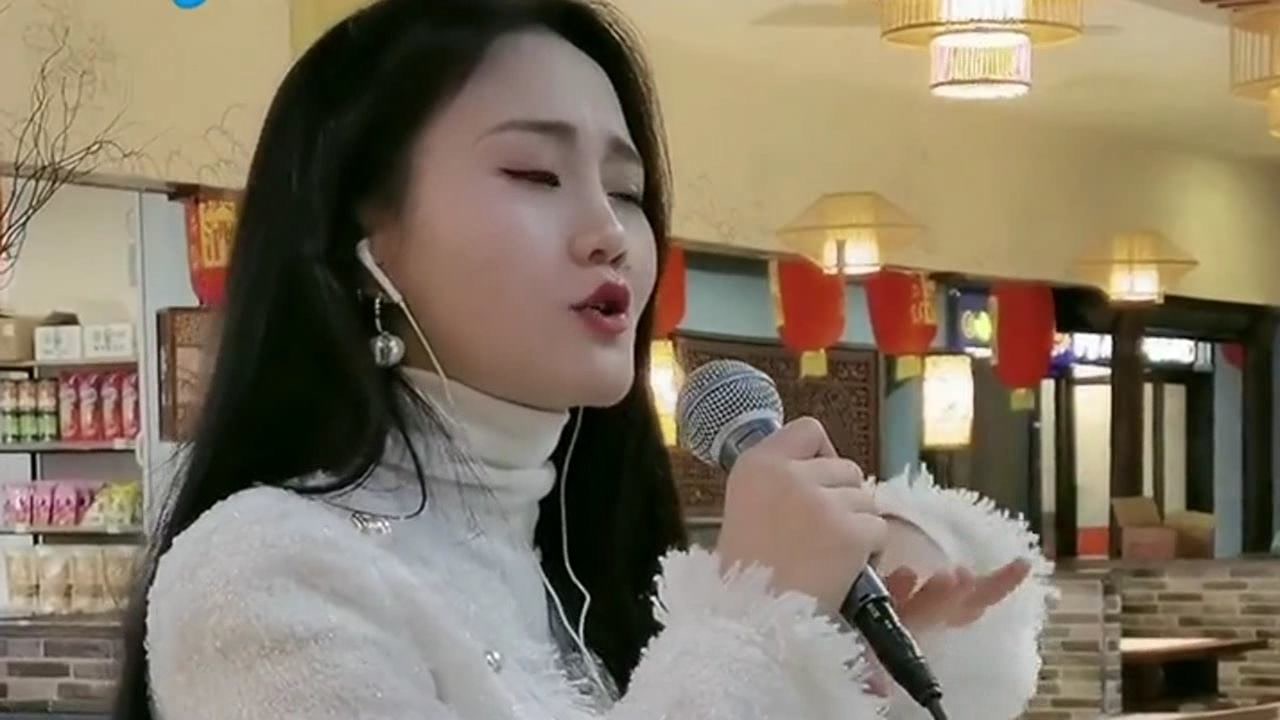 网红二小姐翻唱《哑巴新娘》,歌声甜蜜堪比原创,吸引了不少路人围观!