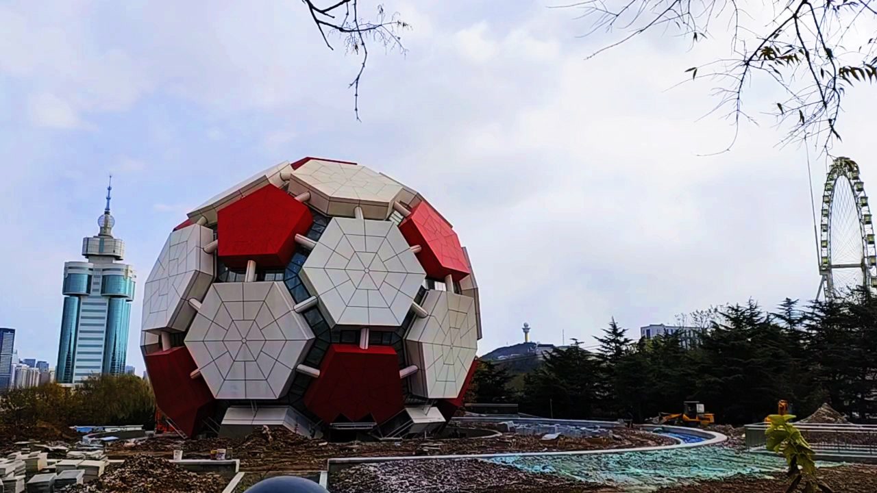 大连劳动公园大足球回来了,应该快竣工了吧