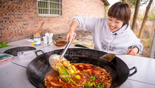 [图]秋妹弄个网红麻辣烫，火锅底料加牛奶芝麻酱熬香，风味独特不摆了