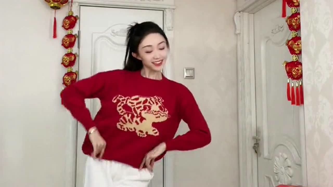 银行小姐姐跳舞真喜庆,舞姿欢快节奏感十足,古灵精怪的表情非常惹人爱