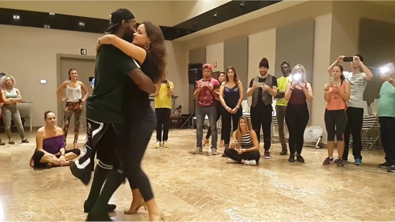 性感撩人的基宗巴舞,看黑人小哥如何在两个舞伴中自由切换