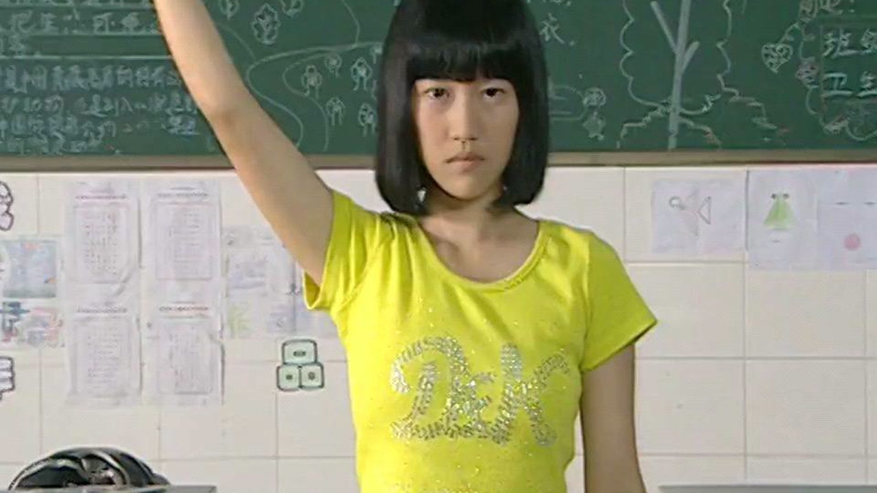 严莉莉闲来无事想学好玩的黑魔法,召唤出了乌芝芝,又准备干坏事