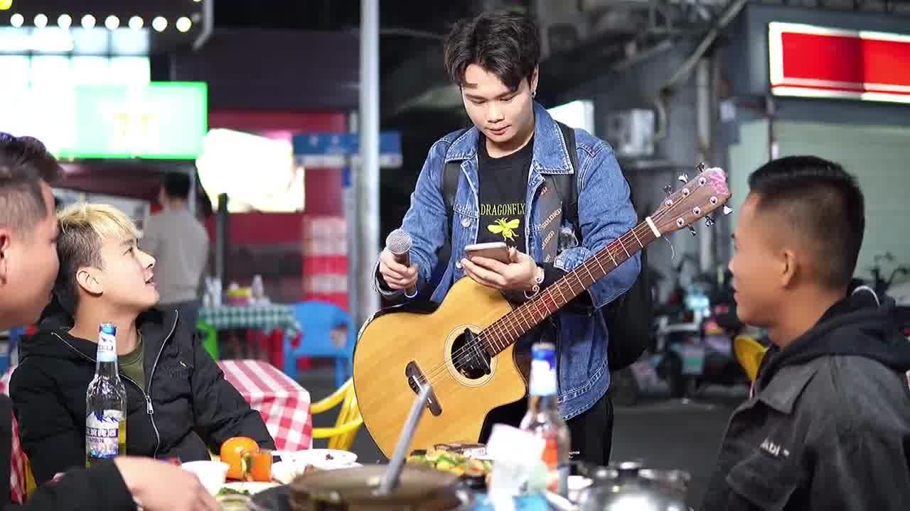 大排档卖唱人气歌手唱《别知己》,一开口一桌人都醉了