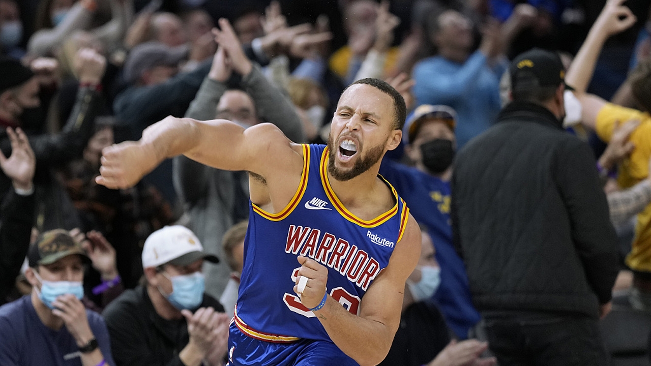 24日NBA十佳球 库里再献神奇三分克拉克森隔扣两人