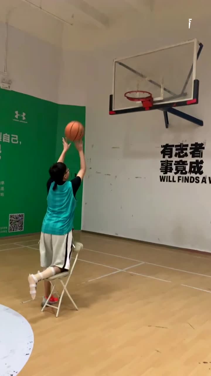 骨折的小编用这种方法打球