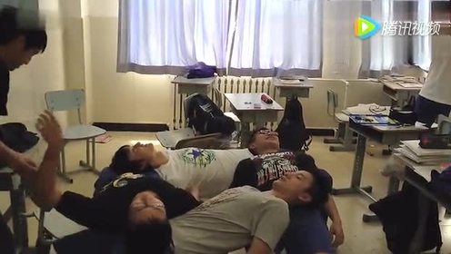 北京中学高中生原本玩四人抬人,意外变为即兴钜人/杠人/阿鲁巴