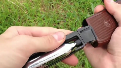 带气瓶半自动手枪射击,安装消音器射击更"尴尬"