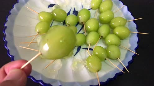 厨师朋友教我一招,提子这样做一口接一口,比直接吃好吃多了