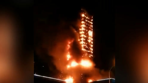 南京一高层建筑起火 整座建筑如被熊熊大火包围