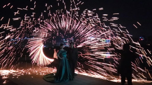 烟花婚纱照_夜景烟花婚纱照