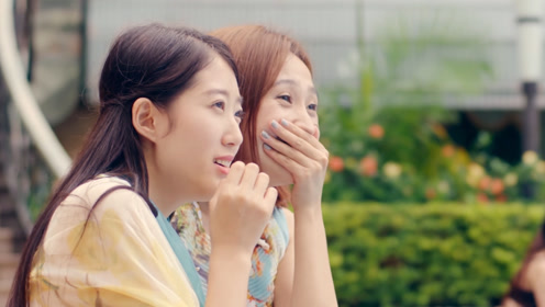 女生泳池见到帅哥,一脸花痴的样子,简直了!