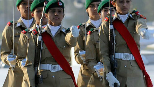 巴基斯坦女兵霸气的行进步伐,气势好过印度太多
