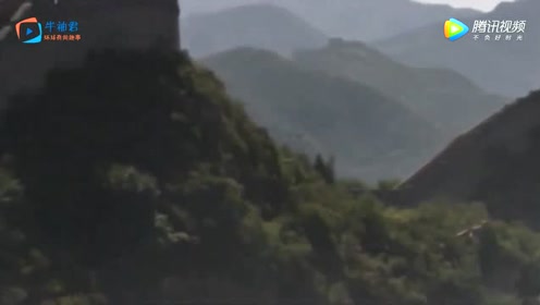 游客用相机疑似拍到山谷中出现不明飞行物，有人猜测是无人机的图片