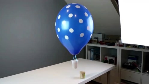 厉害了,小伙子用氦气球制作热气球,网友:我也想试试