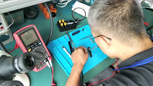 小记者带大家围观迅维师傅对iqos电子烟不开机故障维修