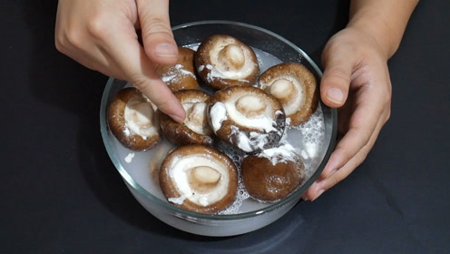 吃了这么多年的香菇,原来这样洗才干净,脏东西虫卵自己跑出来