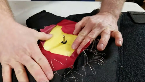 防弹衣是绝缘材料吗?用电击枪试试就知道了,小伙亲身实验!