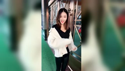 美女出门忘穿内衣图片_美女只穿内衣